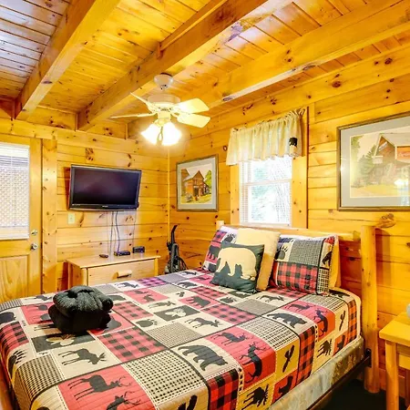 Pigeon Forge Vacation Rental - Walk Downtown!